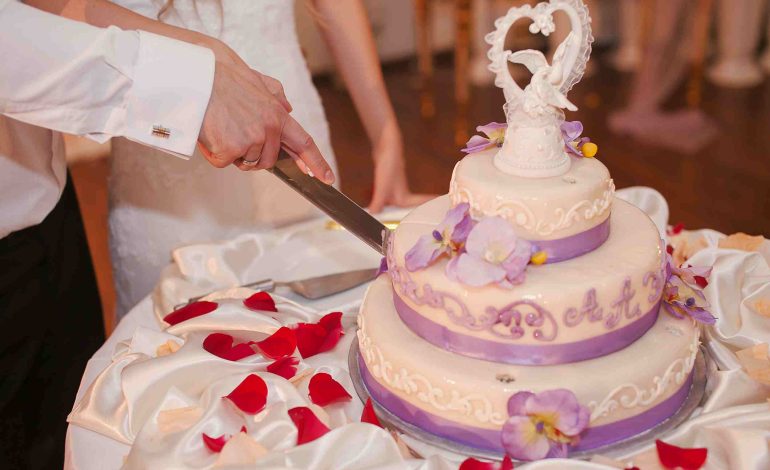 Struggling to Find the Perfect Cake? Here’s Why Customized Wedding Cakes Win: